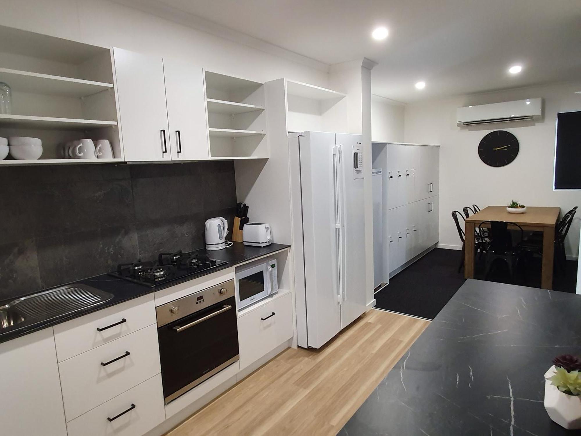 הוסטל קאירנס Mihaven Shared Living - Martyn St מראה חיצוני תמונה